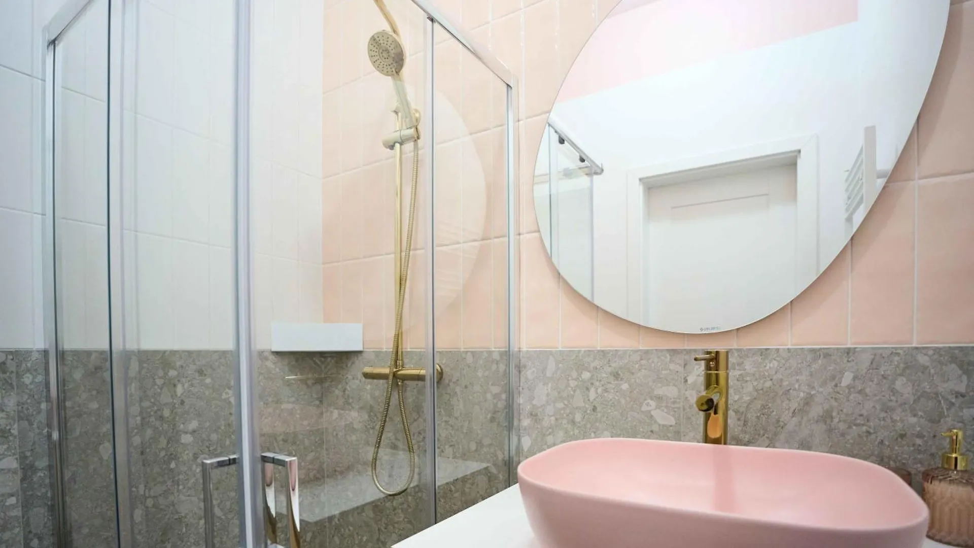 Warsaw Concierge Soho Studio Apartment