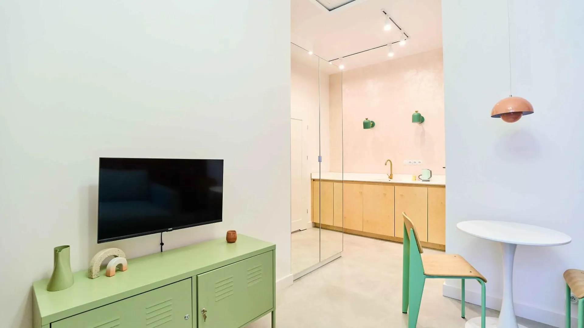 Warsaw Concierge Soho Studio Apartment
